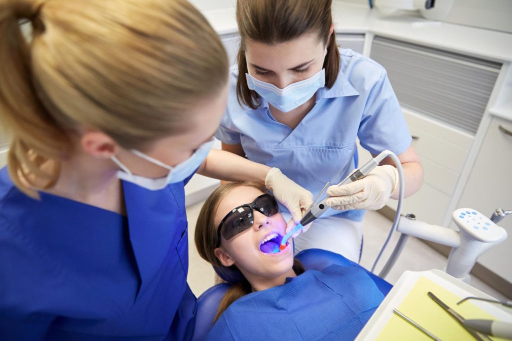 Istnieje wiele różnych metod wybielania zębów, a każda z nich działa w inny sposób