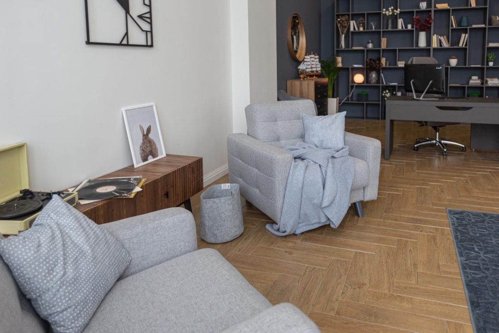 Drewniane podłogi to jedne z najpiękniejszych i najtrwalszych rozwiązań, jakie można wybrać do swojego domu