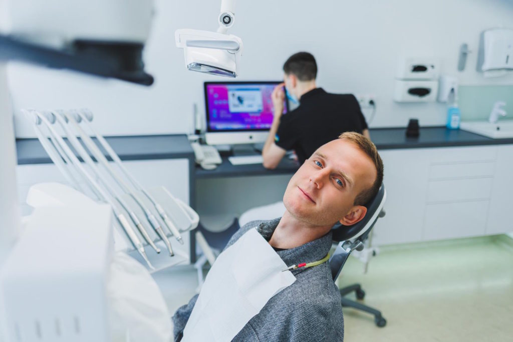 Zastosowanie mikroskopów operacyjnych w stomatologii przynosi korzyści zarówno dla lekarza, jak i dla pacjenta