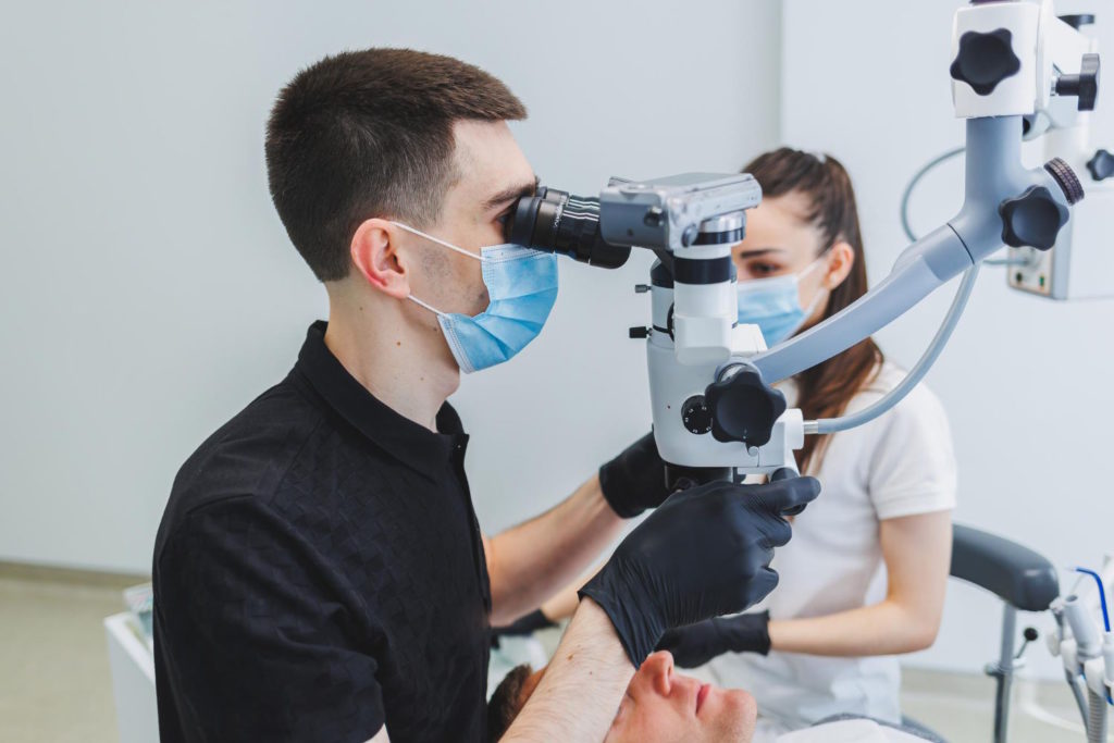 Zastosowanie mikroskopów operacyjnych w stomatologii przynosi korzyści zarówno dla lekarza, jak i dla pacjenta