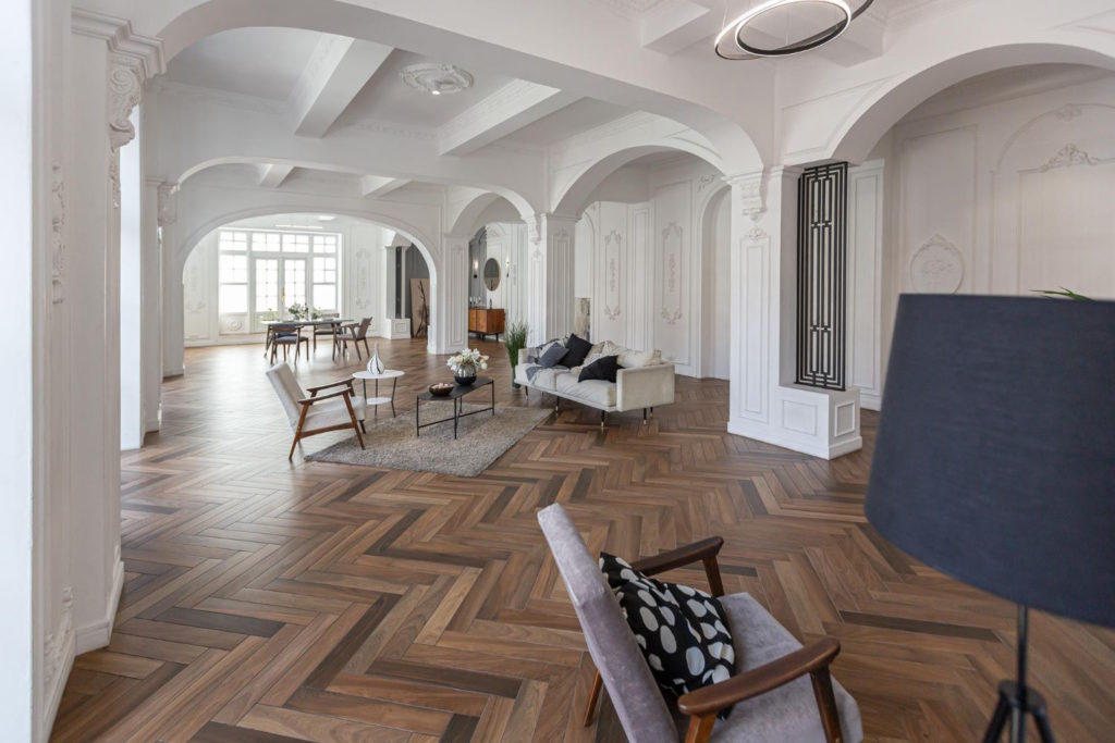 Drewniane podłogi parkietowe to nie tylko ozdoba każdego wnętrza, ale również połączenie elegancji i wytrzymałości