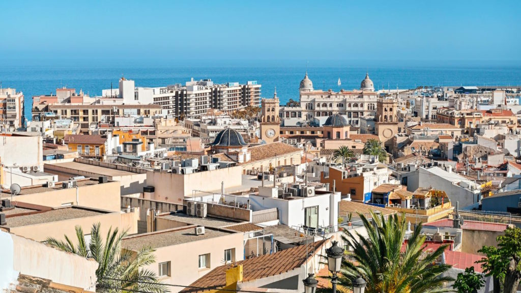Zakup luksusowej posiadłości nad morzem w Hiszpanii to nie tylko spełnienie marzeń, ale również inwestycja życia